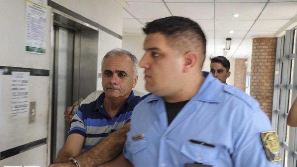 Gerardo Luis Gette es retirado esposado de la fiscalía.