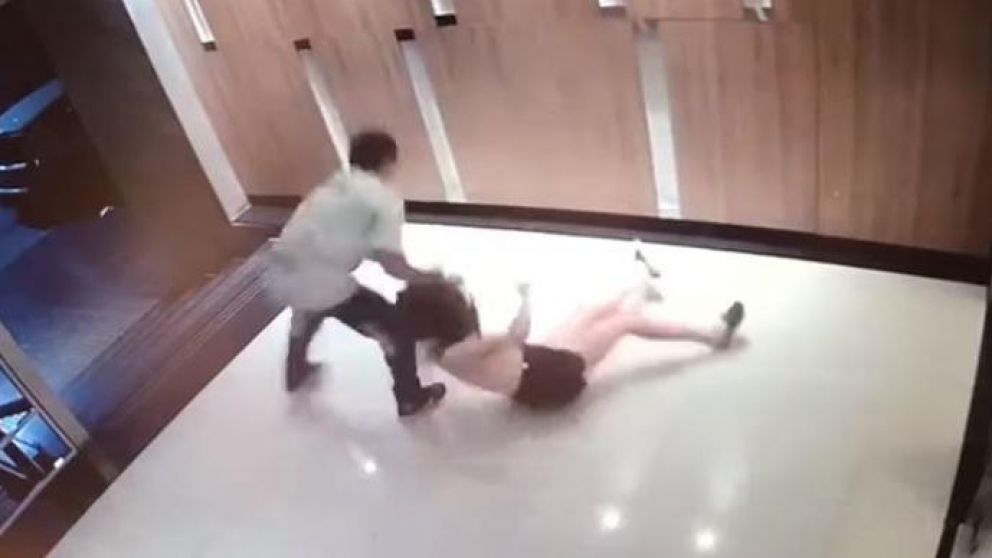 Video escalofriante: brutal ataque de ladrón a piba para robarle la mochila