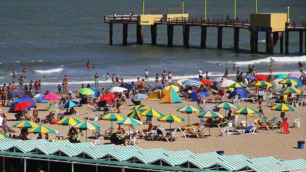 Miles de turistas coparon durante el fin de semana las playas de la costa atlántica.