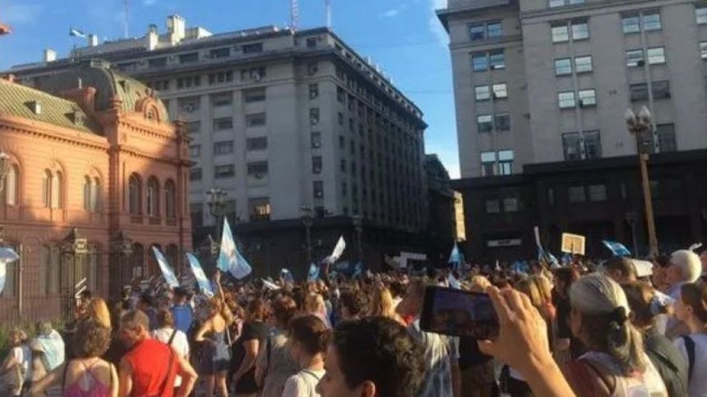 Escasa convocatoria en una increíble marcha opositora.