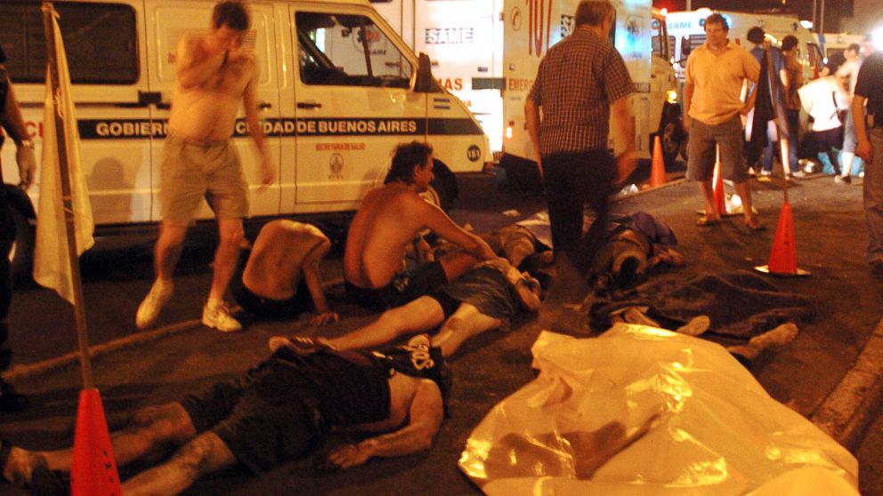 Los cadáveres se acumularon en la calle.