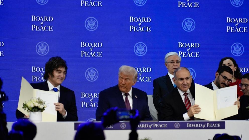 Javier Milei cruzó saludos con Donald Trump en el acto del Consejo de Paz.