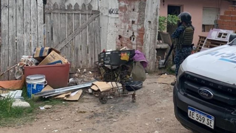 Los policías realizaron varias diligencias para aprehender a la delincuente.