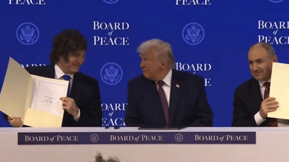 Foro de Davos: Javier Milei firmó la incorporación de la Argentina en el Consejo de Paz creado por Donald Trump.