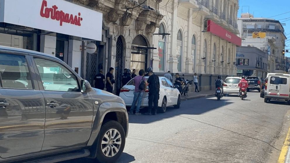 Una mujer polic�a fue atropellada cuando intent� intervenir en una discusi�n en la v�a p�blica.