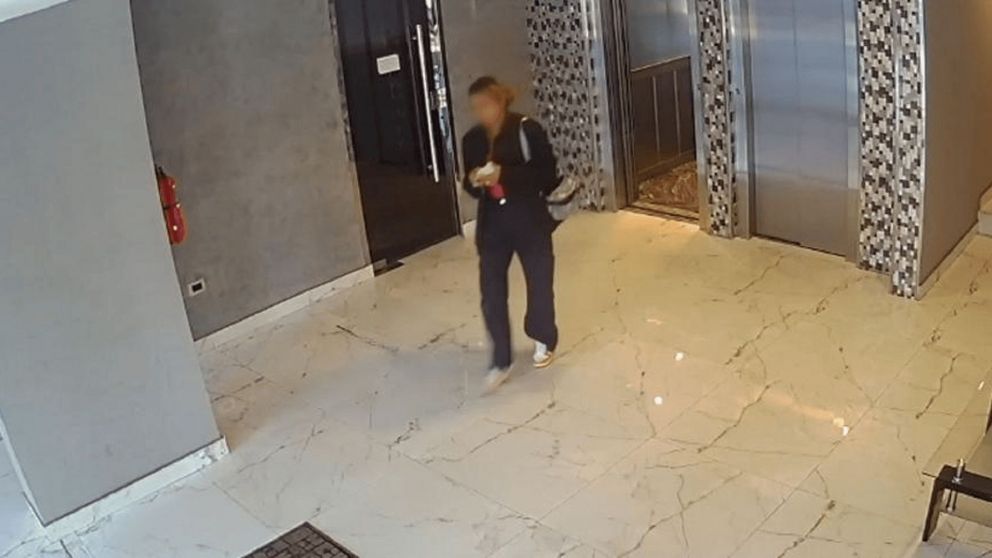 El momento en que la viuda negra salía del edificio.