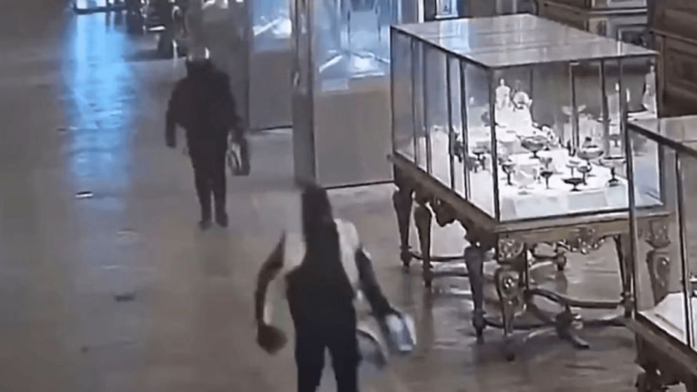 Se conocieron nuevos videos del robo al Museo del Louvre en París.