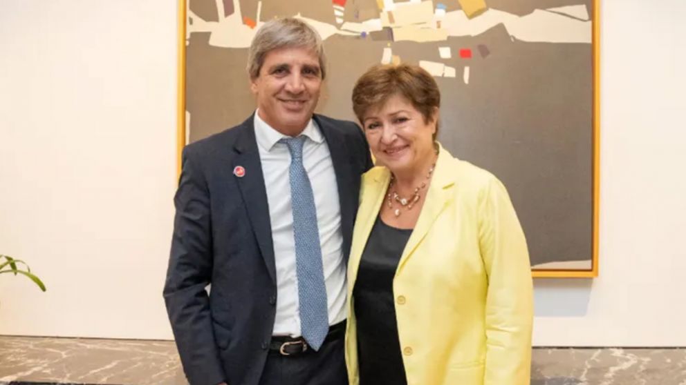 El ministro de Economía, Luis Caputo, junto a la titular del FMI, Kristalina Georgieva.