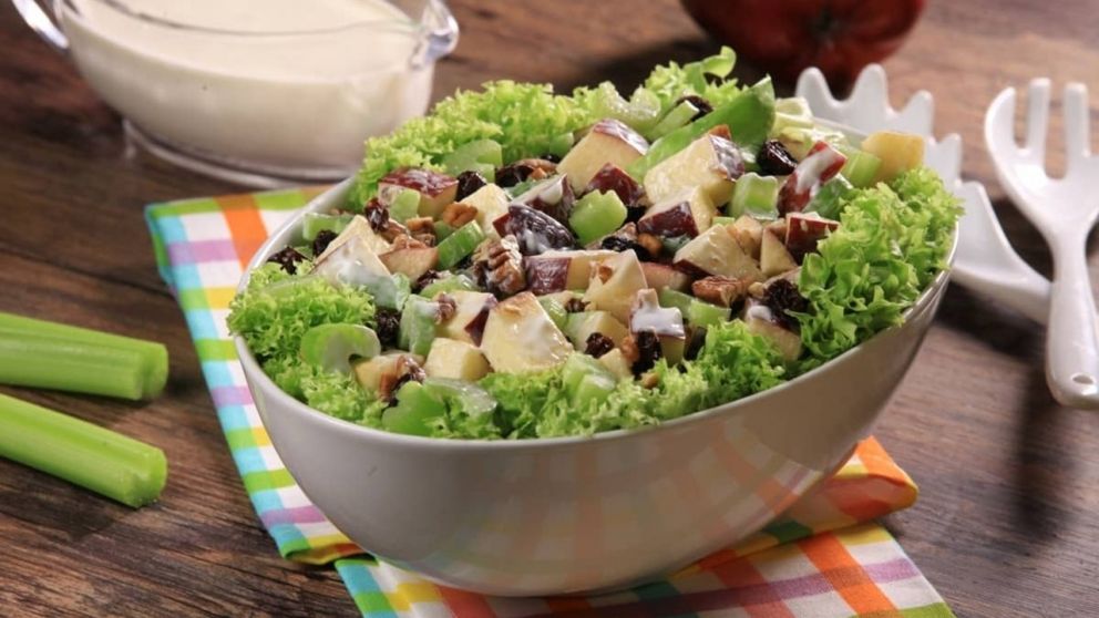 Receta de una ensalada "Waldorf" económica, fresca y lista en pocos minutos para salvar el almuerzo de verano.