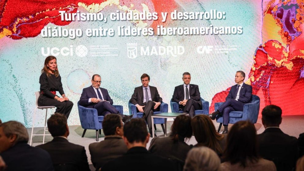 Jorge Macri, junto a José Luis Martínez-Almeida, alcalde de Madrid; Sergio Díaz Granados, presidente del Banco de Desarrollo de América Latina y el Caribe (CAF); Miguel Romero, alcalde de San Juan de Puerto Rico y Almudena Maíllo, secretaria general de UC