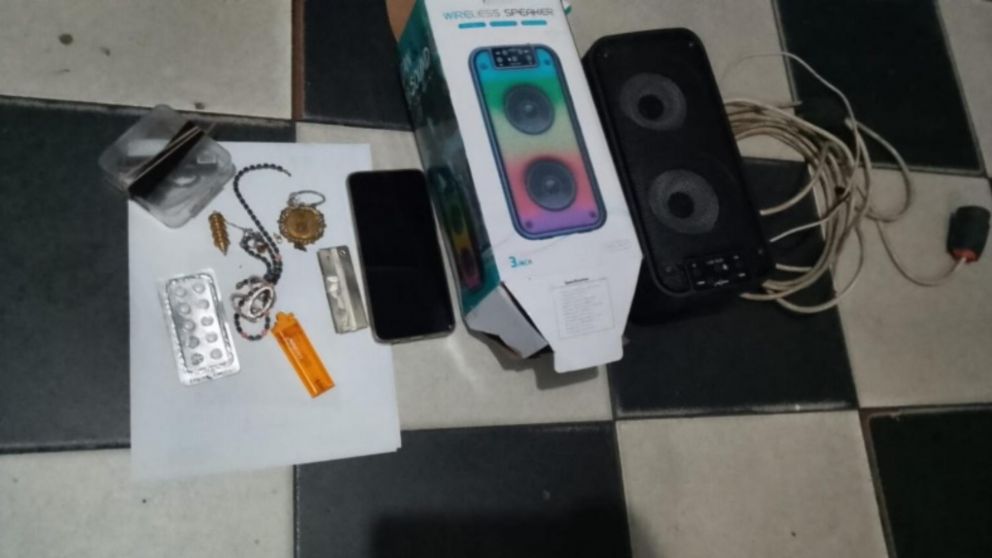 Los diversos elementos que se incautaron en poder del sospechoso que fue aprehendido.