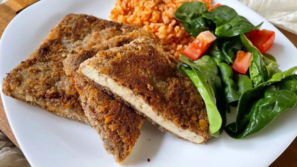 La receta de milanesas de tofu rellenas va a sorprender a los comensales con un plato bien casero.