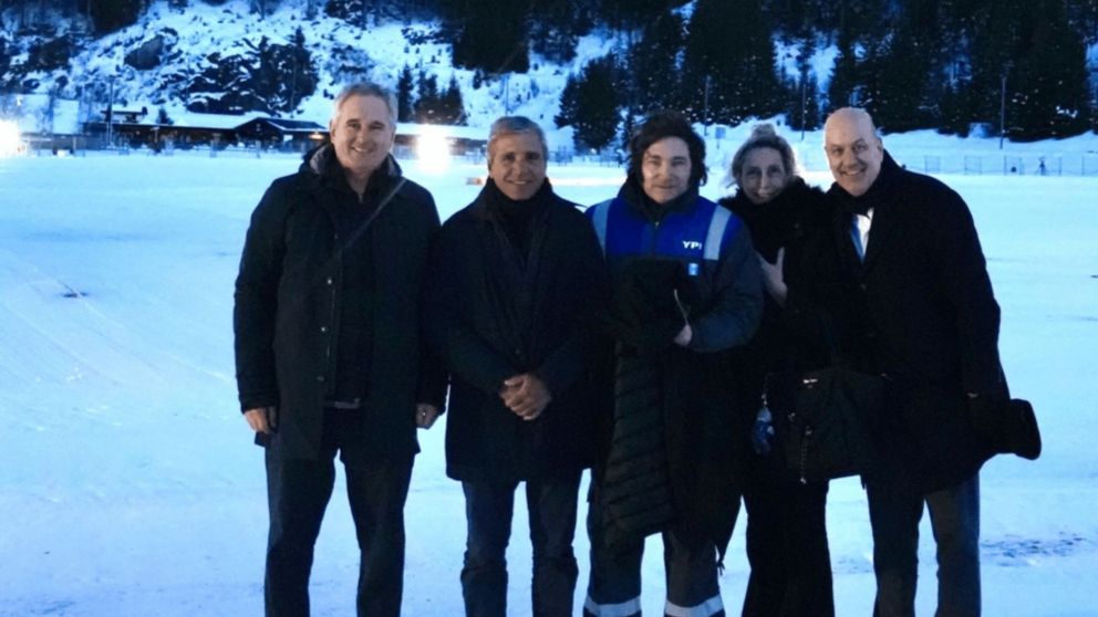 Javier Milei en Davos con Karina, Luis Caputo, Federico Sturzenegger y Pablo Quirno.