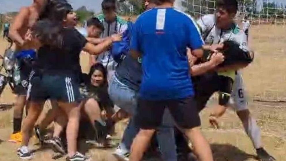 Video brutal: salvaje agresión a una árbitra en un partido amateur