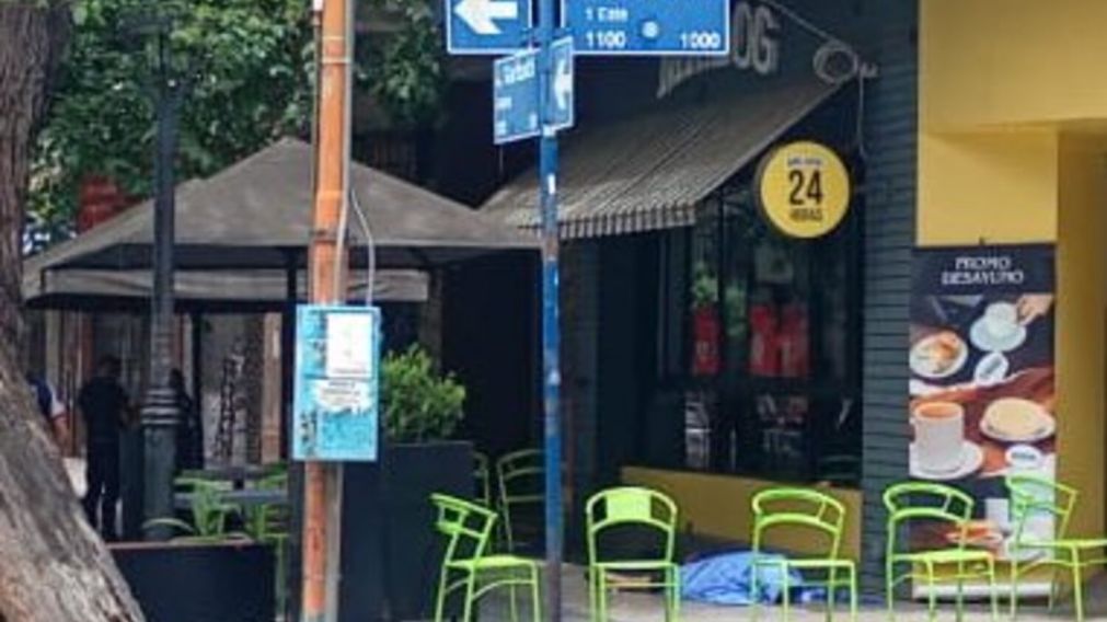 El cuerpo yace sin vida en la vereda de un local comercial en el centro de Mendoza