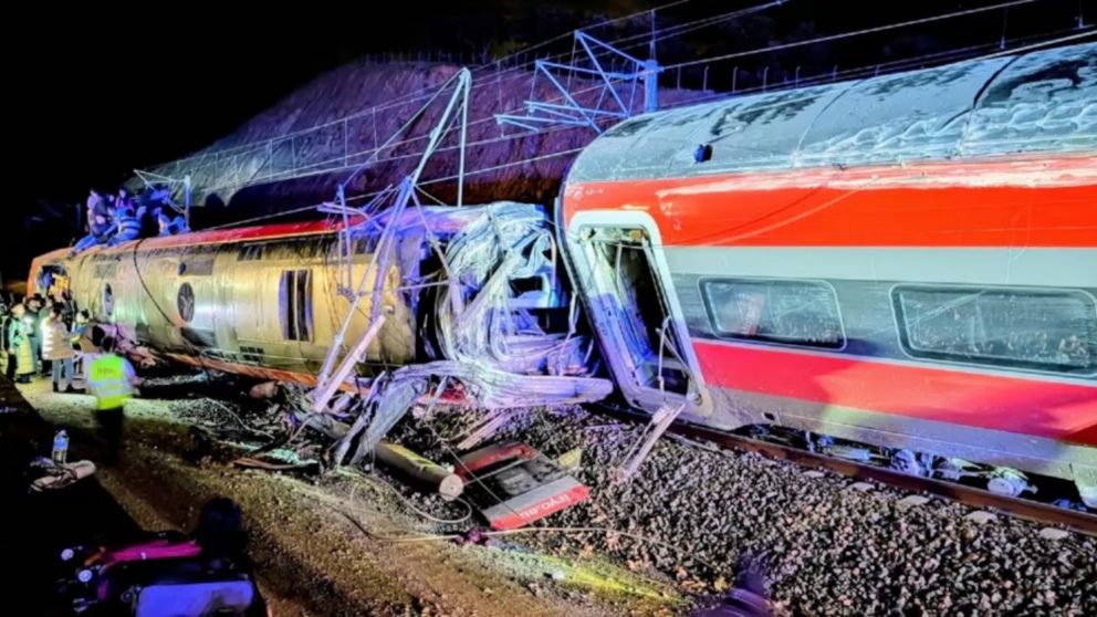 Asciende a 39 la cantidad de fallecidos y a 152 la de heridos producto del choque de trenes en Espa�a de este domingo (Gentileza Diario de Sevilla).