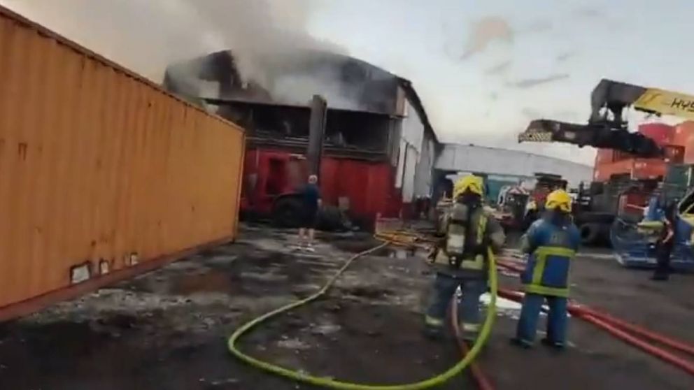 El incendio se produjo en un galp�n ubicado sobre la avenida Pedro de Mendoza al 2900.