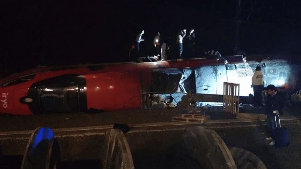 Se confirmaron 21 muertes y 25 heridos de gravedad en un accidente ferroviario en España.