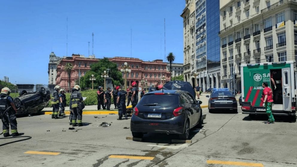 Tres heridos a metros de Casa Rosada por choque de autos y vuelco