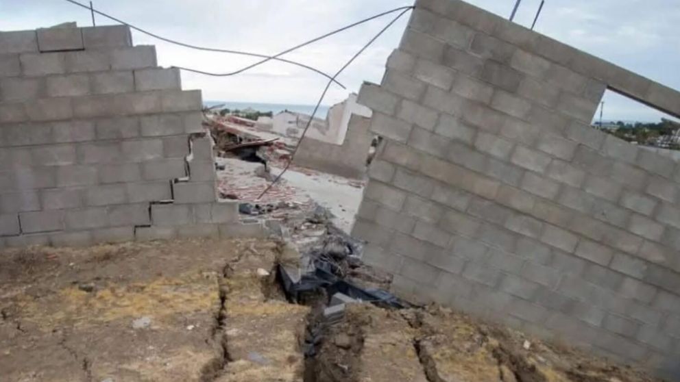 "Mi casa se abrió a la mitad": conmoción por el desplazamiento del cerro Hermitte en Comodoro Rivadavia.