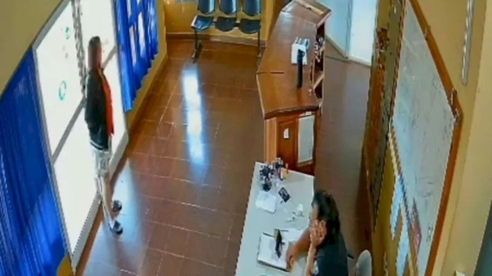 Murió la mujer que se quemó "a lo bonzo" en una comisaría en reclamo por la detención de su hijo.