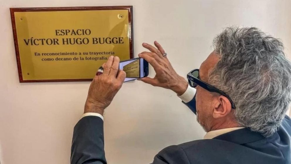Con su tel�fono celular, Bugge retrata la placa con su nombre en la oficina de fotograf�a de presidencia.