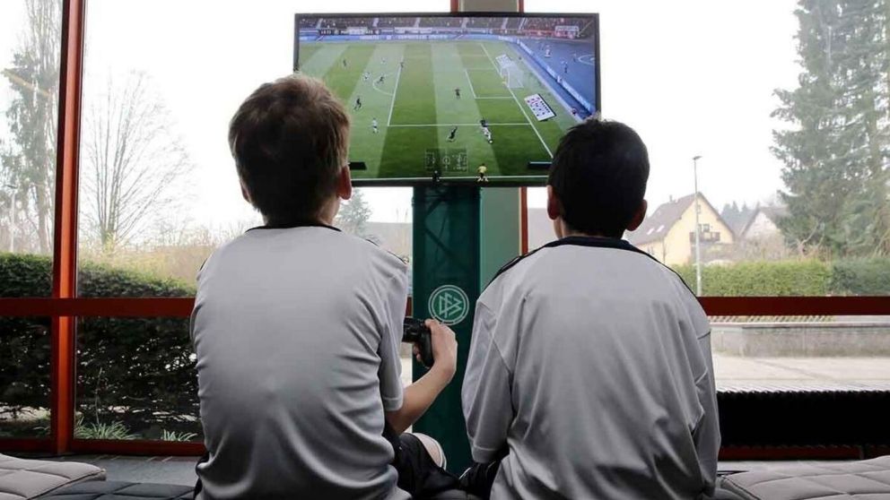 Especialistas recomiendan que los niños no pasen más de dos horas diarias con los videojuegos.