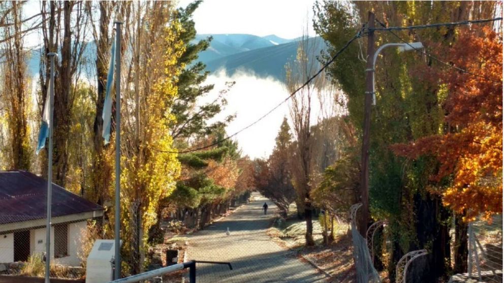 Un pequeño pueblo del sur mendocino se recuesta sobre la Ruta 40 y regala una postal increíble de cordillera y río.