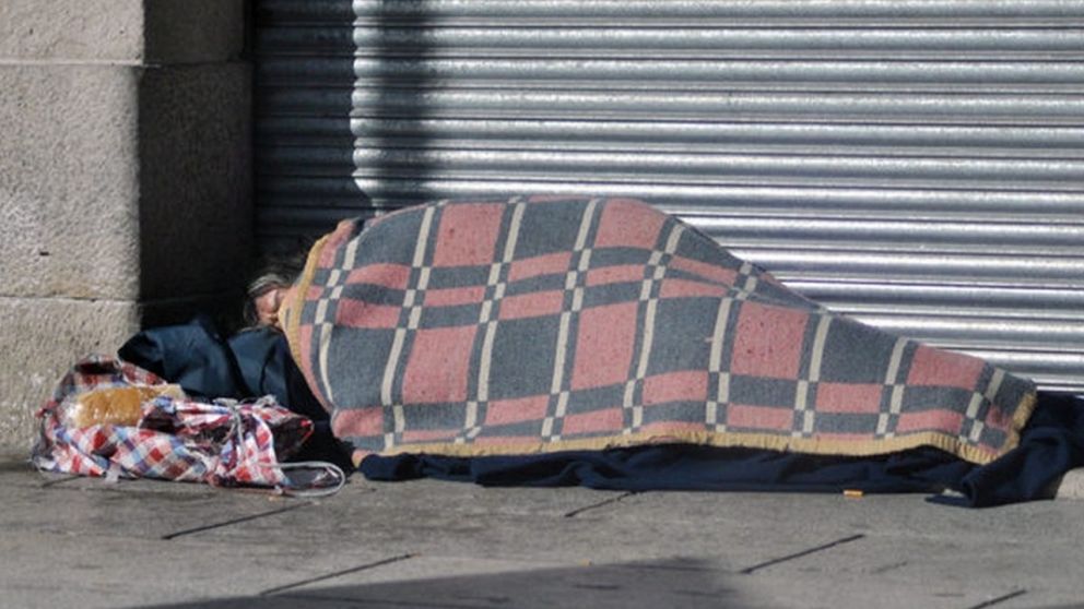 El aumento global de la población sin techo, sumando a quienes utilizan los paradores, pasó de 4.049 a 5.176 individuos en el lapso de doce meses.