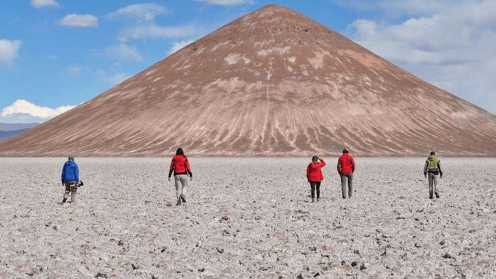 Una “pirámide” natural se recorta sobre el salar y crea una de las postales más impactantes de la Puna salteña.