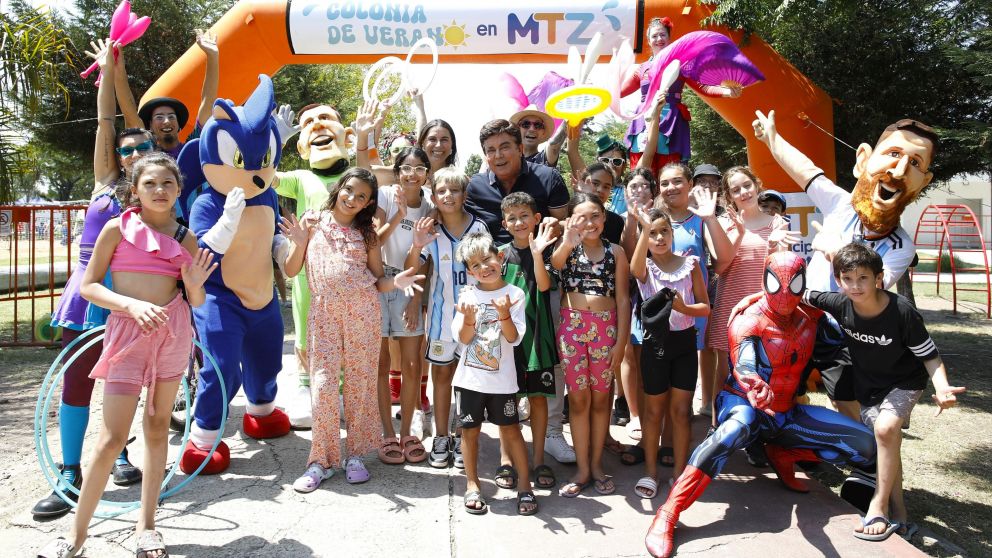 El intendente de La Matanza, Fernando Espinoza, visitó el Polideportivo Alberto Balestrini, donde funciona una de las colonias de verano.