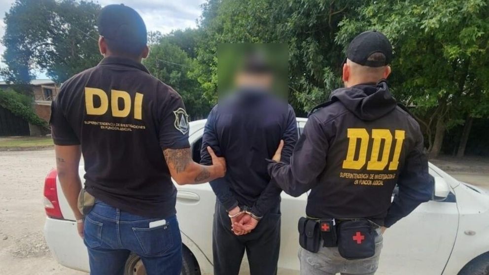 Este es el sospechoso que fue aprehendido por los investigadores policiales.