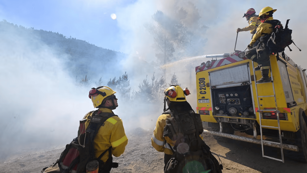 Los bomberos trabajan intensamente.
