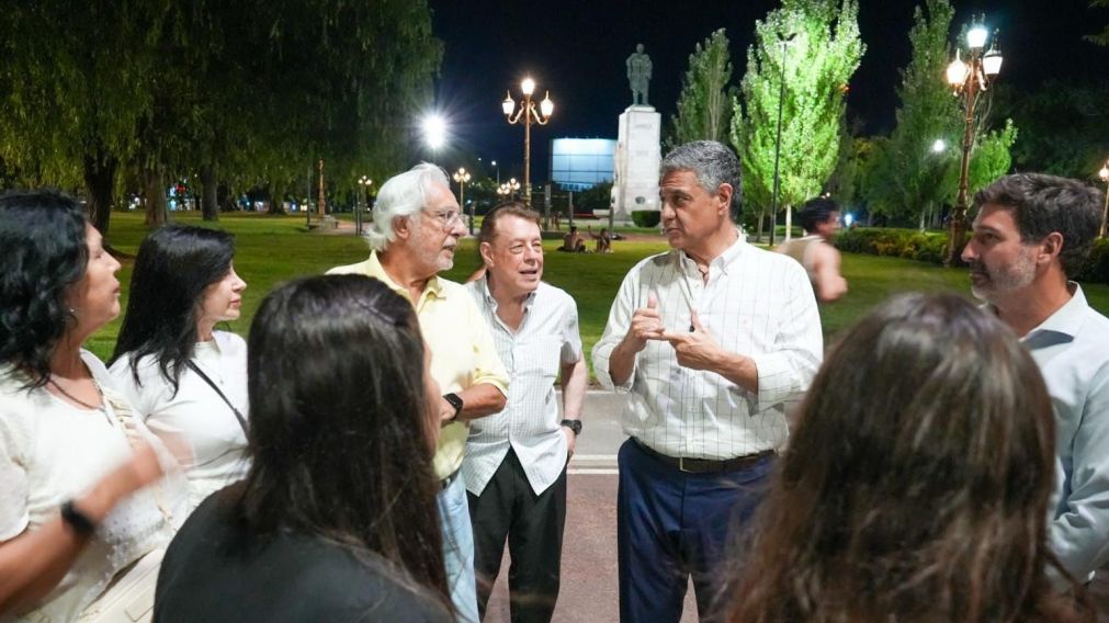 El jefe de Gobierno porte�o, Jorge Macri, en una recorrida con vecinos y funcionarios.