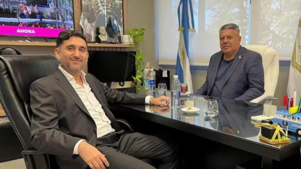Ariel Vallejo junto a Chiqui Tapia.