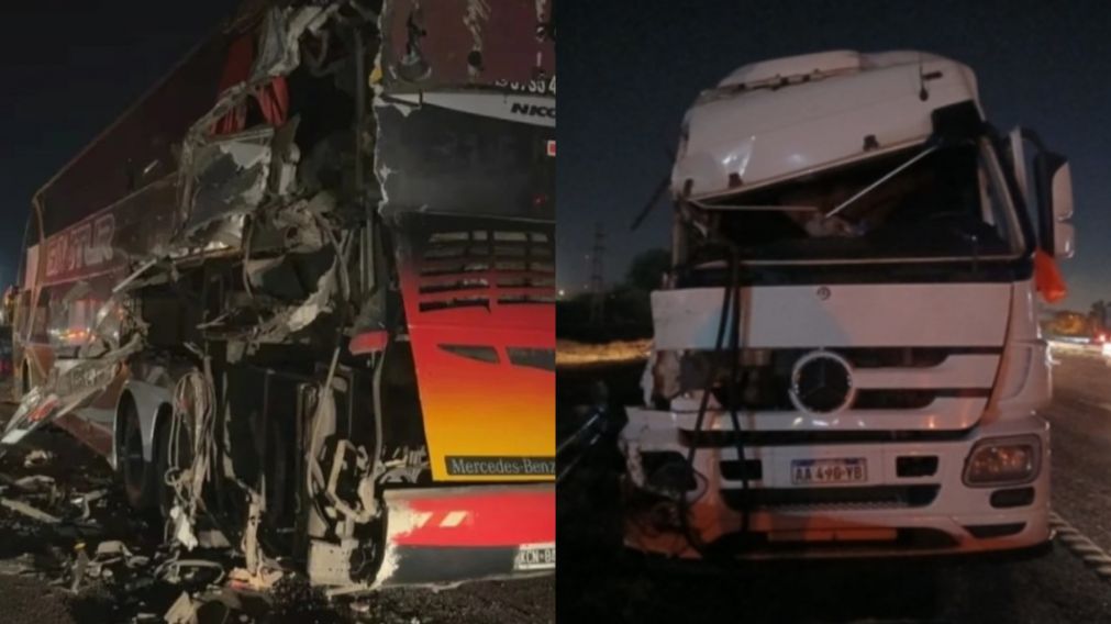 Brutal choque de micro de turismo y un camión en la Panamericana (Redes).