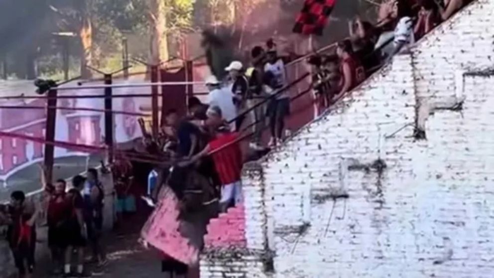 El momento en que colapsó la tribuna de