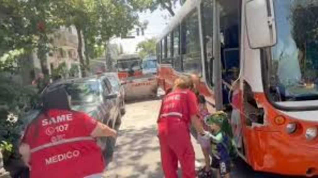Los nenes siendo trasladados tras el choque.