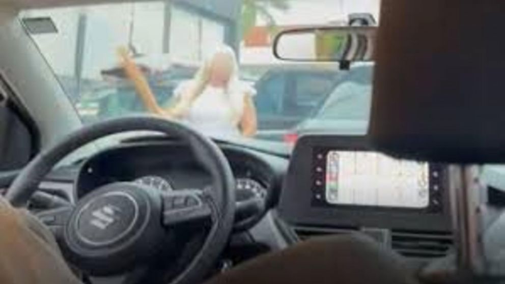 La agresora fue filmada en pleno ataque.