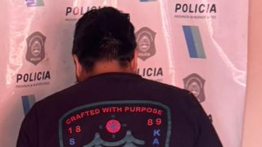 Este es uno de los sujetos que resultó aprehendido por las autoridades policiales.