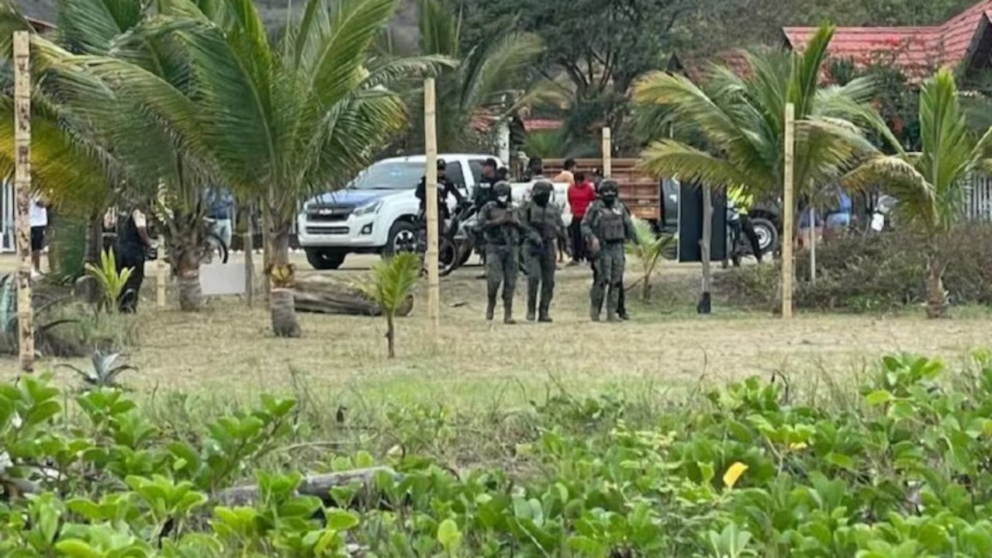 Hallaron cinco cabezas humanas colgadas de un cartel en una playa tur�stica en la ciudad de Puerto L�pez (Imagen Polic�a Nacional de Ecuador).