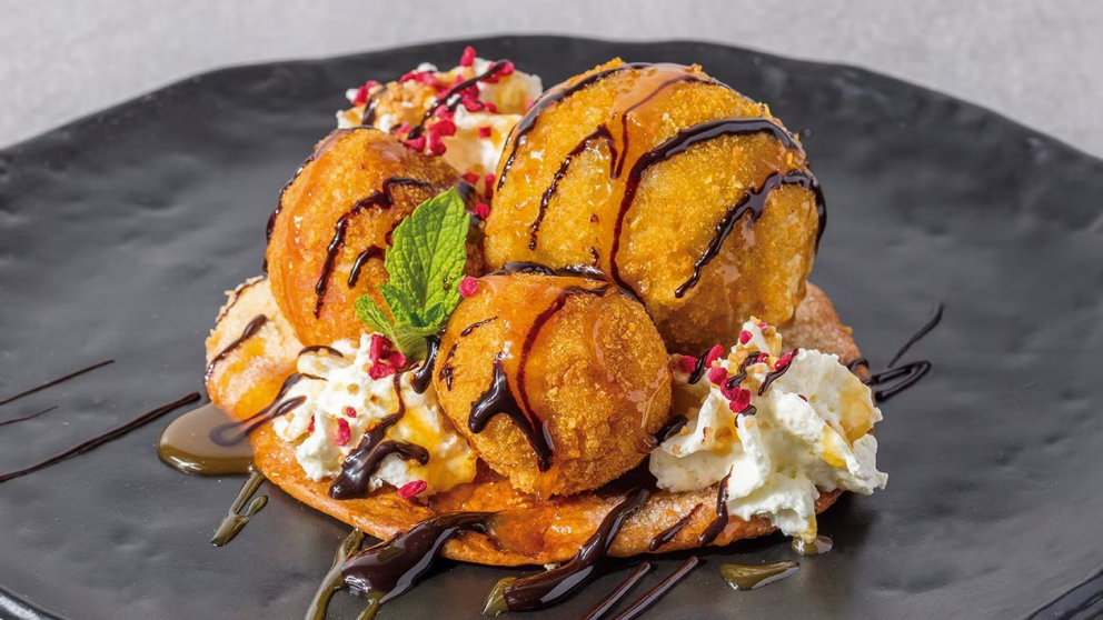 Cómo preparar helado frito, un postre innovador e irresistible.