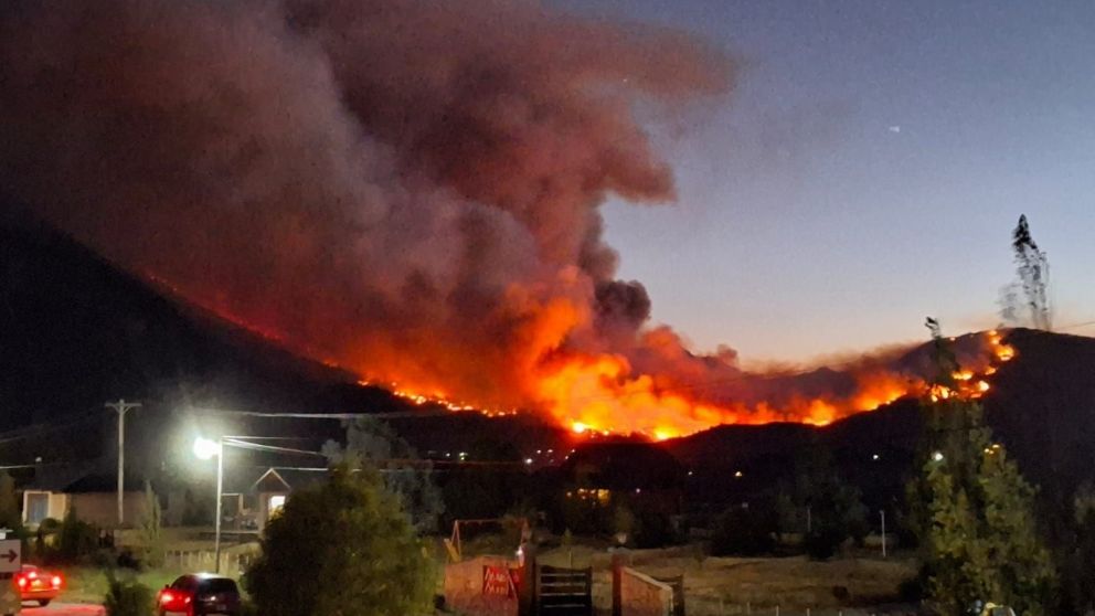Las llamas destruyeron al menos diez viviendas en El Hoyo.