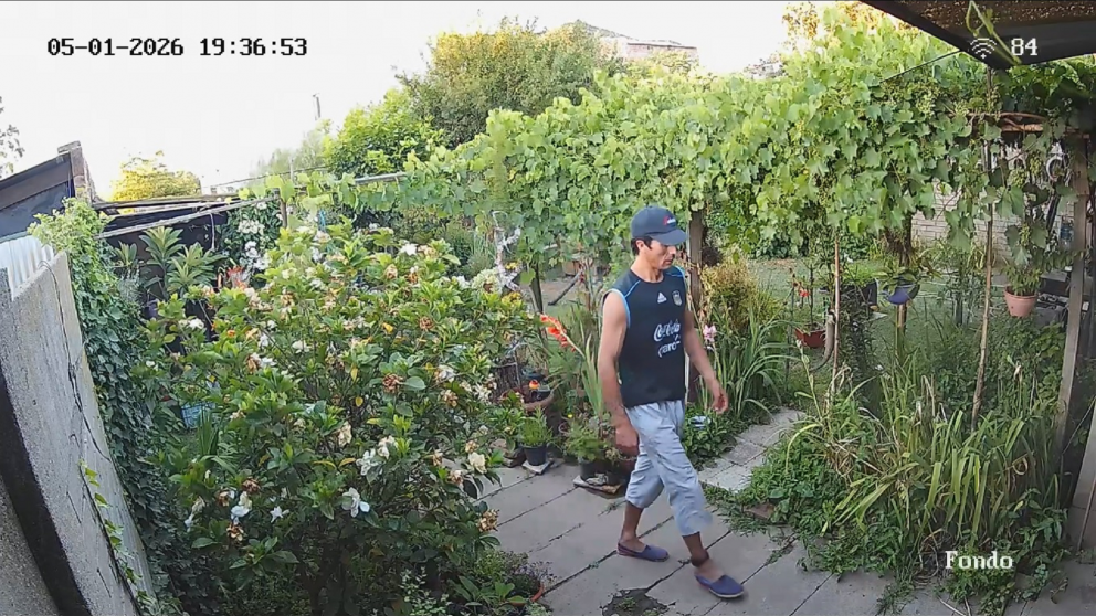 El ladrón ingresando a la casa donde robó con la tobillera puesta.