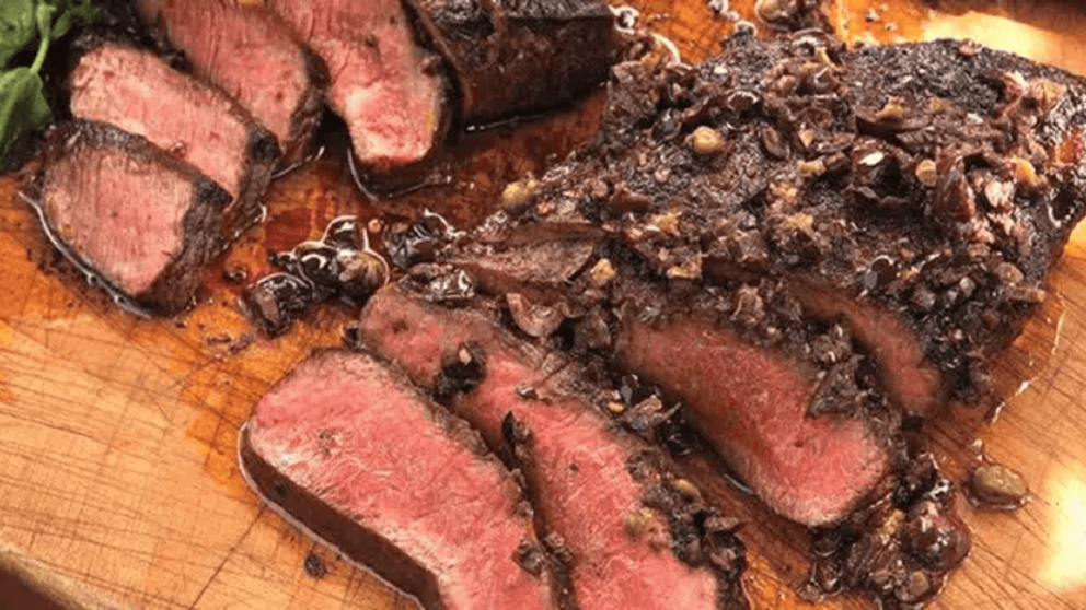 La grasa externa es clave: aporta sabor, mantiene los jugos y deja una costra dorada irresistible.