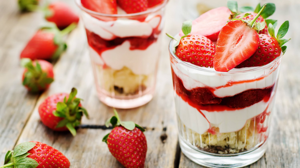 Postre de frutillas, crema y galletitas: una receta que te salva en los días de calor.
