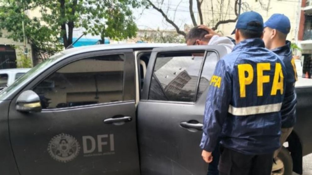 Este es el sujeto que resultó aprehendido por los policías.
