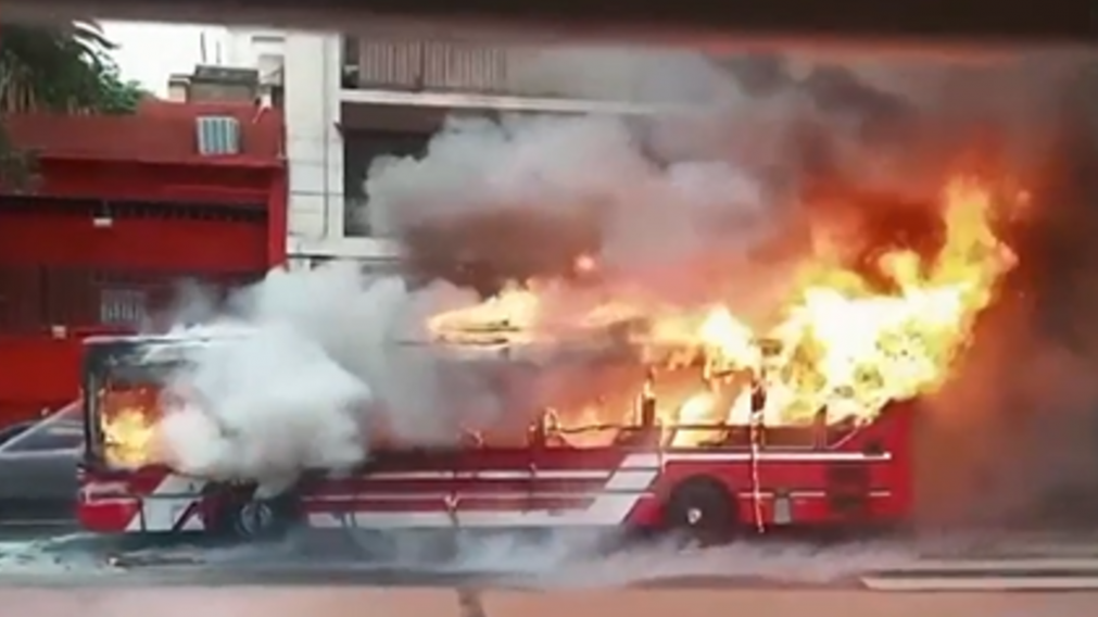 Se investigan las causas por las que comenzó el incendio en el colectivo (Captura de TV).