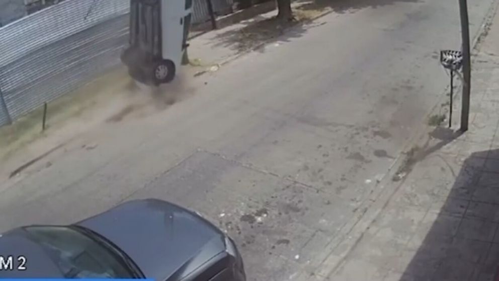 Cinematogr�fico vuelco en plena persecuci�n (Captura de video).