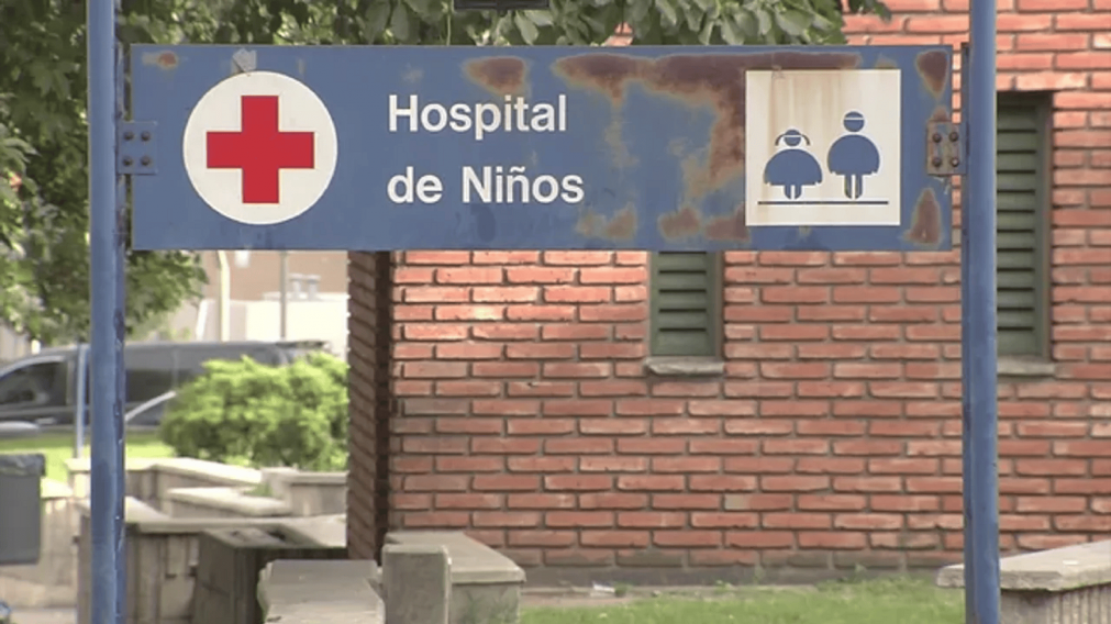 El bebé de tres meses murió en el hospital donde los padres dijeron que lo llevaban a un control.